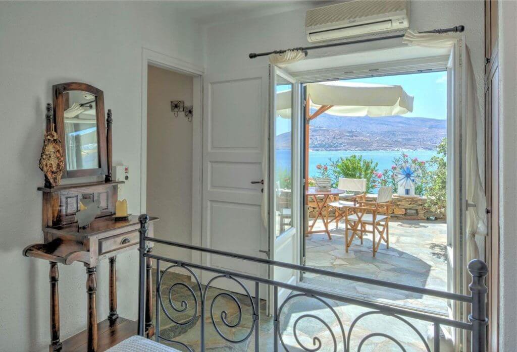 Spacious queen-size bedroom with en-suite bathroom in Kea Blue Heaven.
